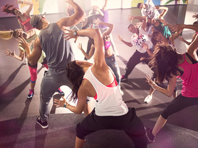 Gruppe in einem Zumba-Fitnesskurs