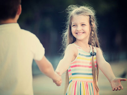 Zwei Kinder tanzen Hand in Hand